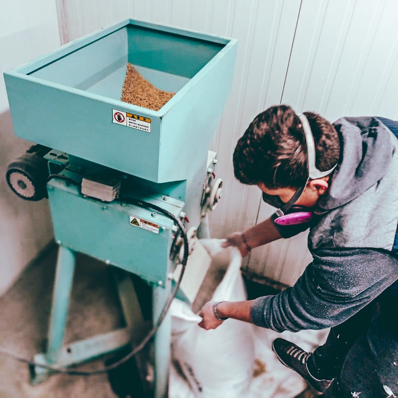 開辦一個(gè)啤酒廠至少需要什么設(shè)備？